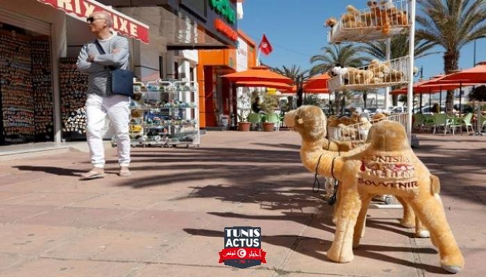 سائح في مدينة الحمامات بتونس - رويترز
