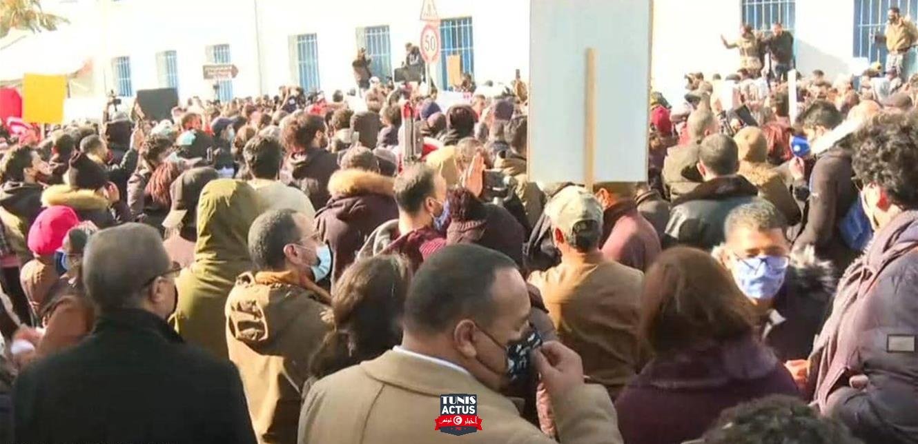 احتجاجات تونس تصل مبنى البرلمان (فيديو)