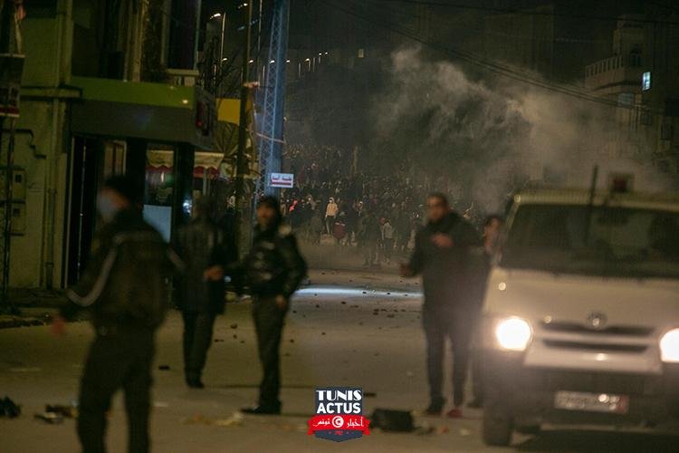 احتجاجات عنيفة بسبب تردي الأوضاع الاقتصادية (فيديو) – الشروق أونلاين