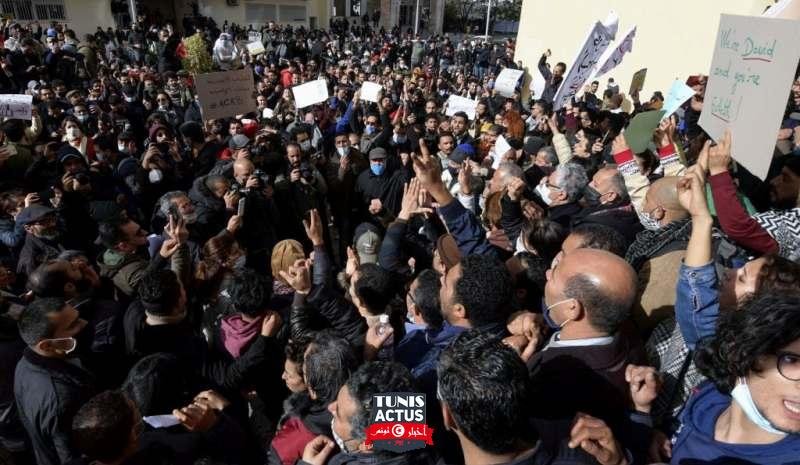 الاحتجاجات تطوّق برلمان تونس.. والمشيشي: لن ن| الكتائب