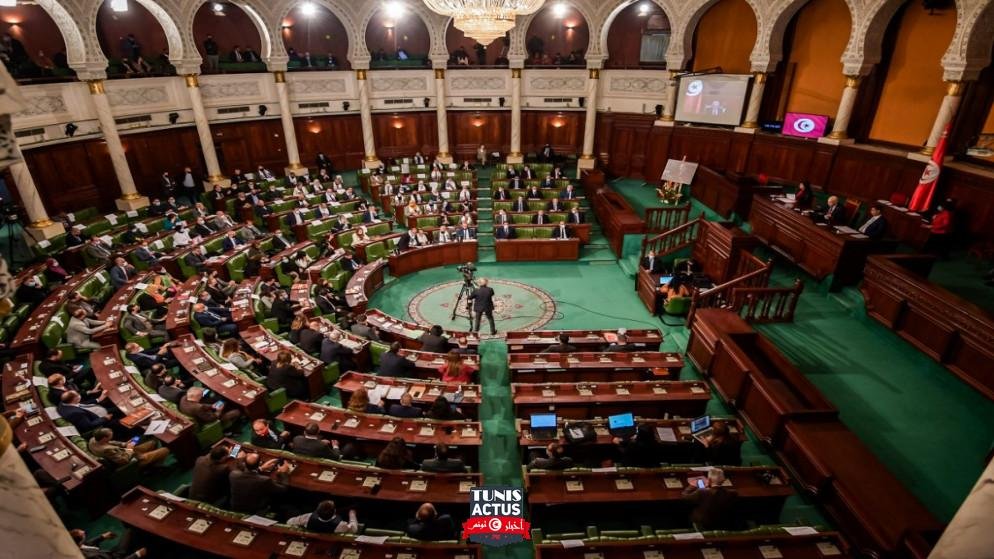 نواب تونسيون يناقشون قبل تصويت على الثقة بشأن التعديل الوزاري الجديد من قبل رئيس الوزراء هشام المشيشي في مقر الجمعية (البرلمان). 26 كانون الثاني/ يناير 2021. (أ ف ب )
