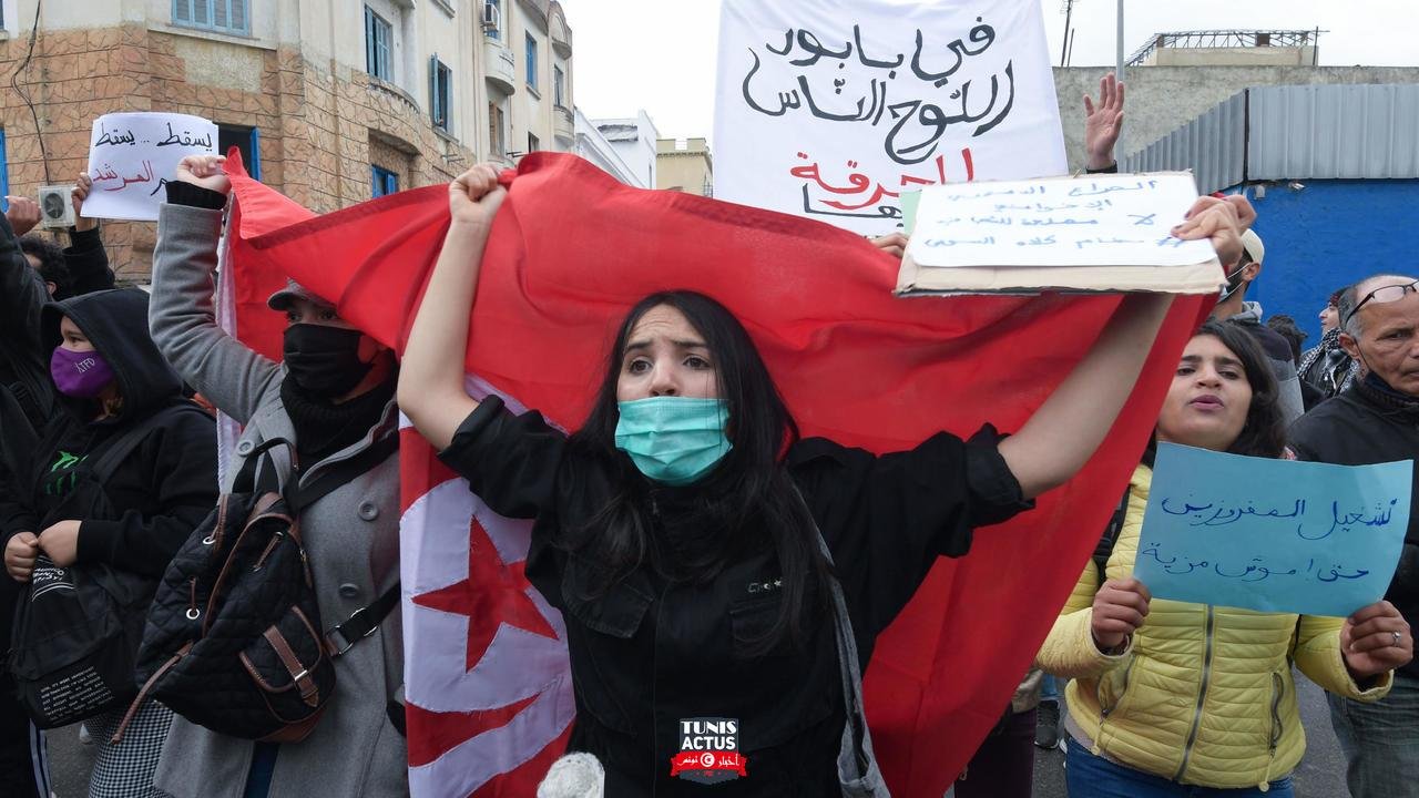 المئات يتظاهرون في تونس والبرلمان يقرّ التعديل الوزاري