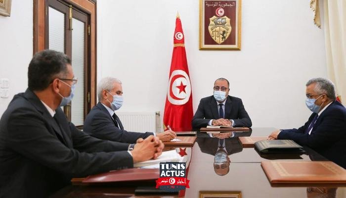 اجتماع رئيس الحكومة التونسية مع وزيري الدفاع والداخلية