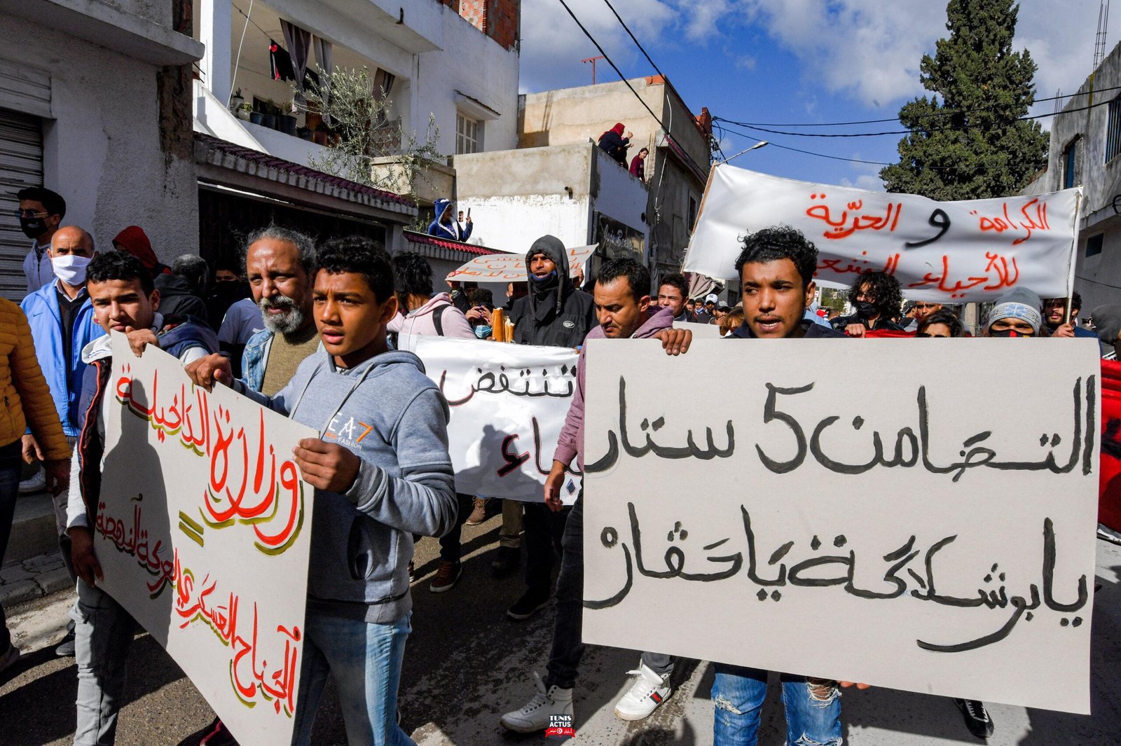 تزامنا مع الاحتجاجات.. البرلمان التونسي يصوت على التعديل الوزاري