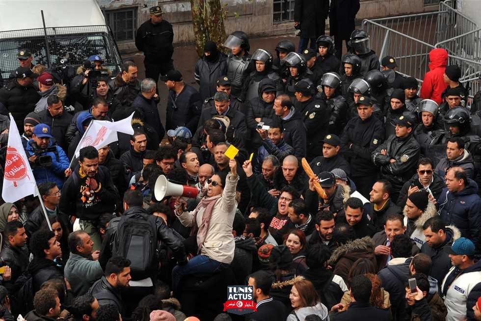 تونس تعتقل مئات في احتجاجات.. و«العفو الدولية» تدعو لضبط النفس