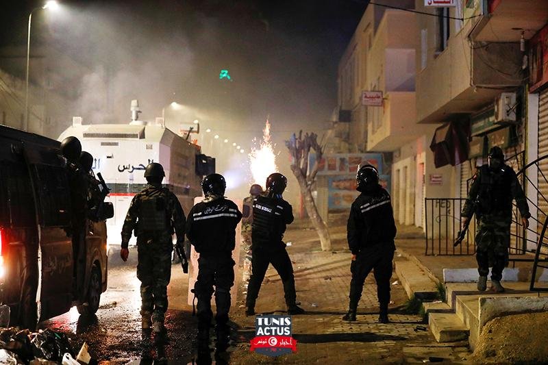 صورة أرشيفية لاشتباك قوات الأمن التونسية مع متظاهرين خلال الاحتجاجات في تونس العاصمة يوم 18 يناير (رويترز)