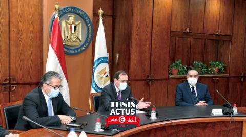 مصر تخفض أسعار وقود الطائرات دعماً للسياحة والطيران