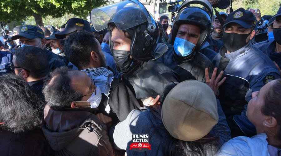 وزير الدفاع التونسي يكشف عن «خلايا إرهابية» في الاحتجاجات