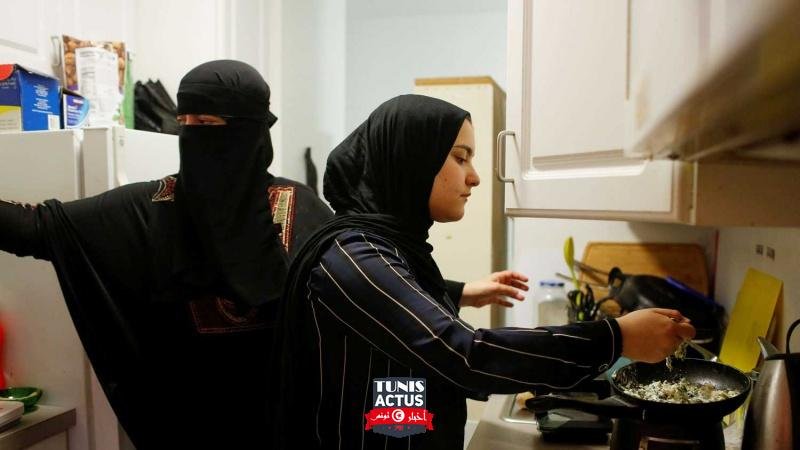 ربة بيت قبل الأوان: عزلة كورونا تبقي الشابات الباحثات عن عمل في المنزل | يمينة حمدي