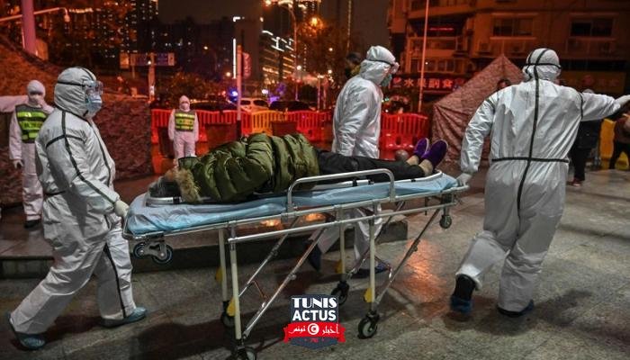 عاملون صحيون ينقلون مريضا بفيروس كورونا في ووهان