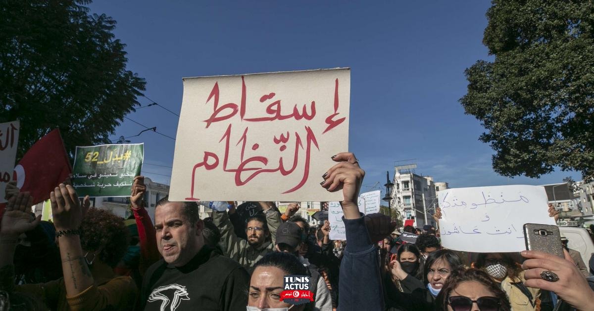 التونسيون يواجهون أوضاعا اقتصادية صعبة في خضم أزمة سياسية