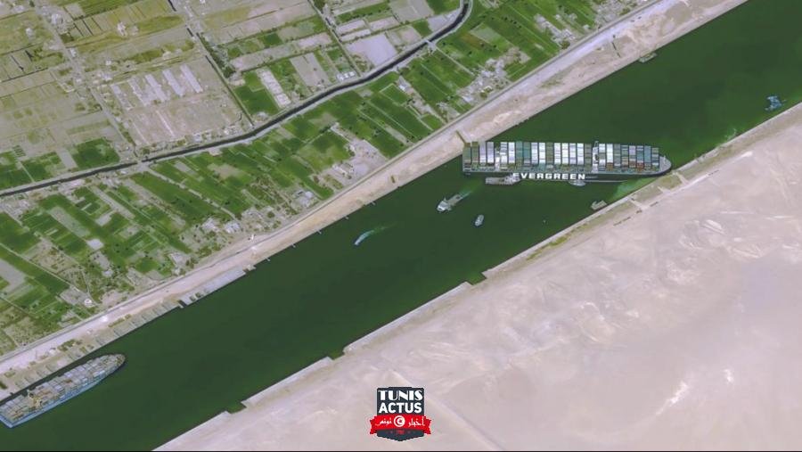 كيف يمكن إخراج السفينة العالقة في قناة السويس؟