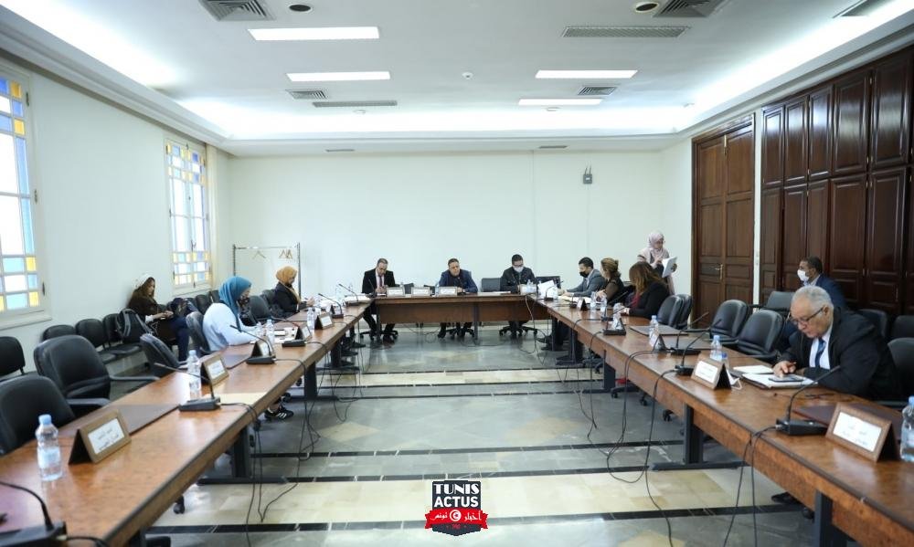 لجنة المالية تصادق على عدد من مشاريع القوانين وتتحاور بخصوص الدور الرقابي للجنة