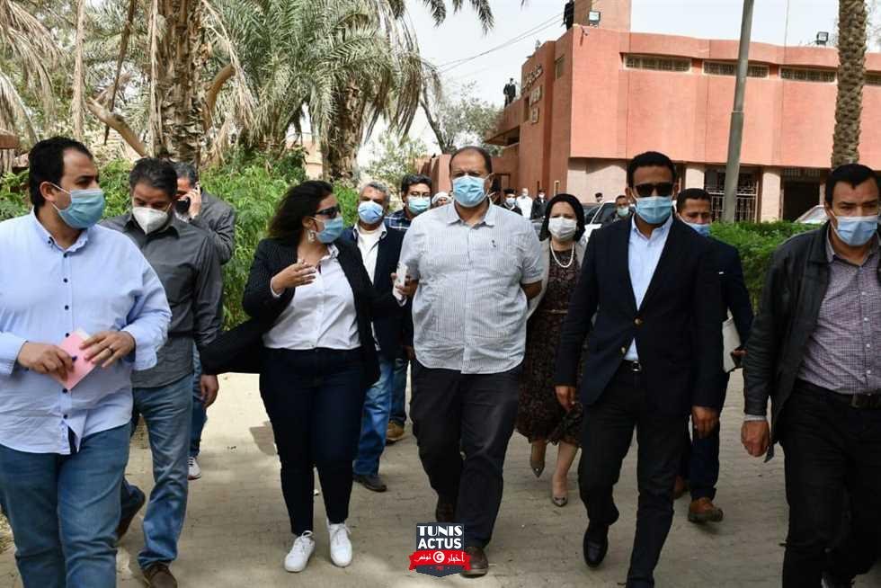 محافظ الفيوم ووفد من وزارة السياحة يبحثان مخطط قرية تونس
