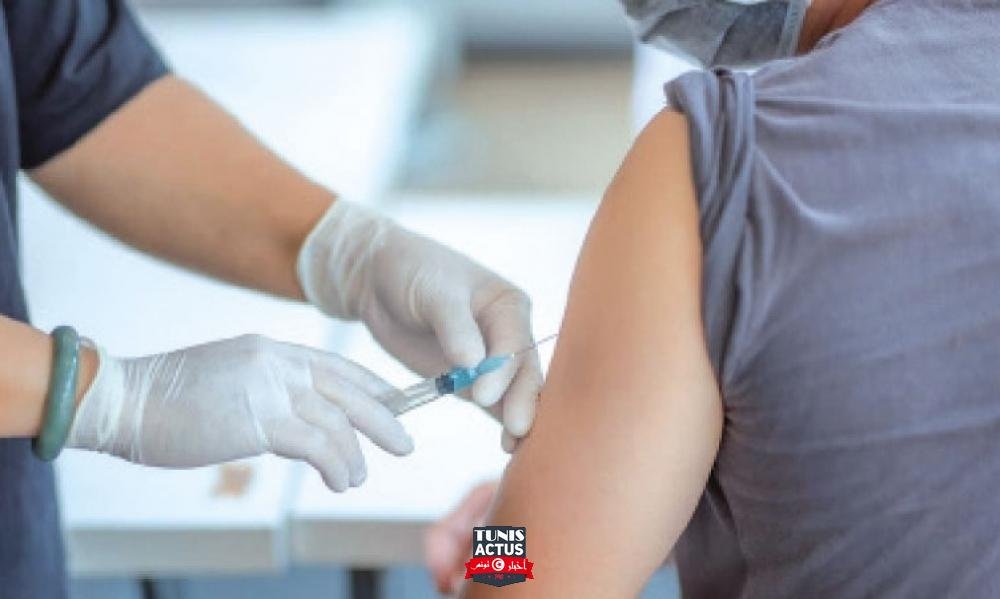 مركز التلقيح بالحي الرياضي قبّة المنزه يحتضن أوّل عملية تلقيحٍ ضدّ "كوفيد-19" لأعوان الصحة