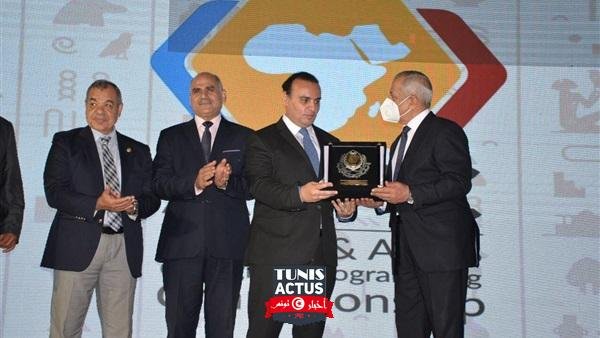 نائب محافظ الأقصر يتسلم درع مسابقة البطولة الأفريقية العربية للبرمجيات