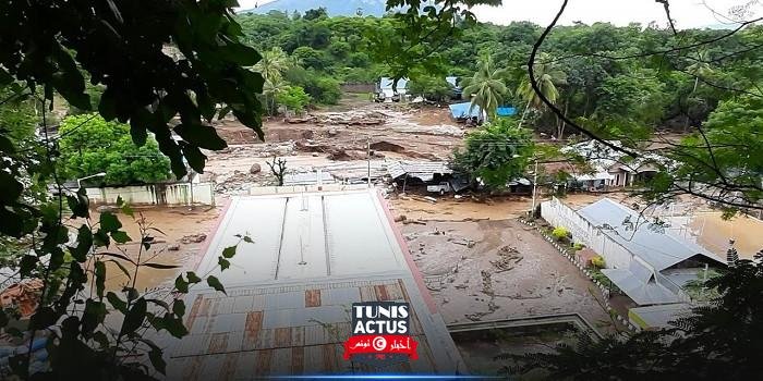 أكثر من 90 قتيلا في فيضانات بإندونيسيا وتيمور الشرقية (فيديو)