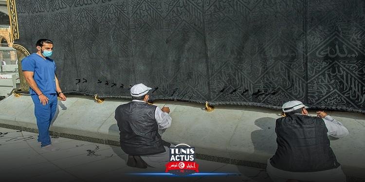 صيانة كسوة الكعبة المشرفة استعدادا لرمضان (صور)