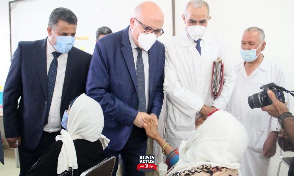 وزير الصحة يتابع سير الحملة الوطنيّة للتلقيح بسيدي بوزيد ويشرف على توزيع 10 سيّارات إسعاف صنف "ب"