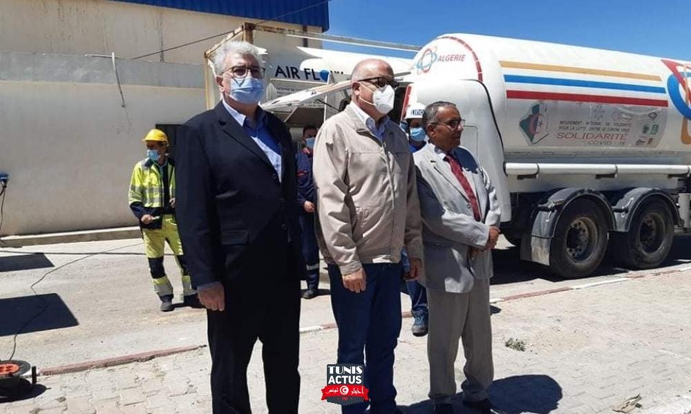 وصول 7 شاحنات من الجزائر محملة ب 140 ألف لتر من مادة الأوكسيجين لدعم المستشفيات العمومية بمختلف جهات البلاد